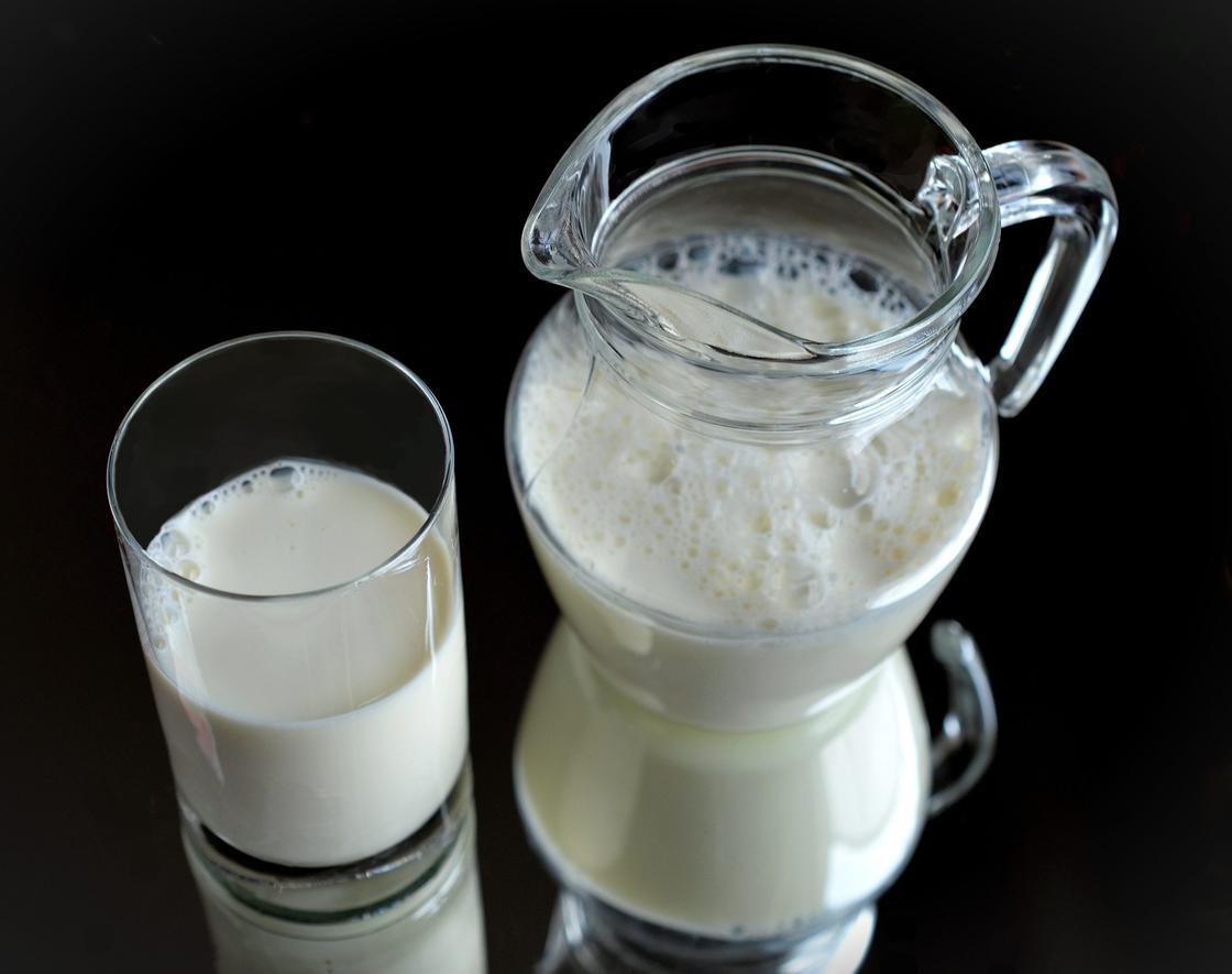 Молоко в кувшине и стакане