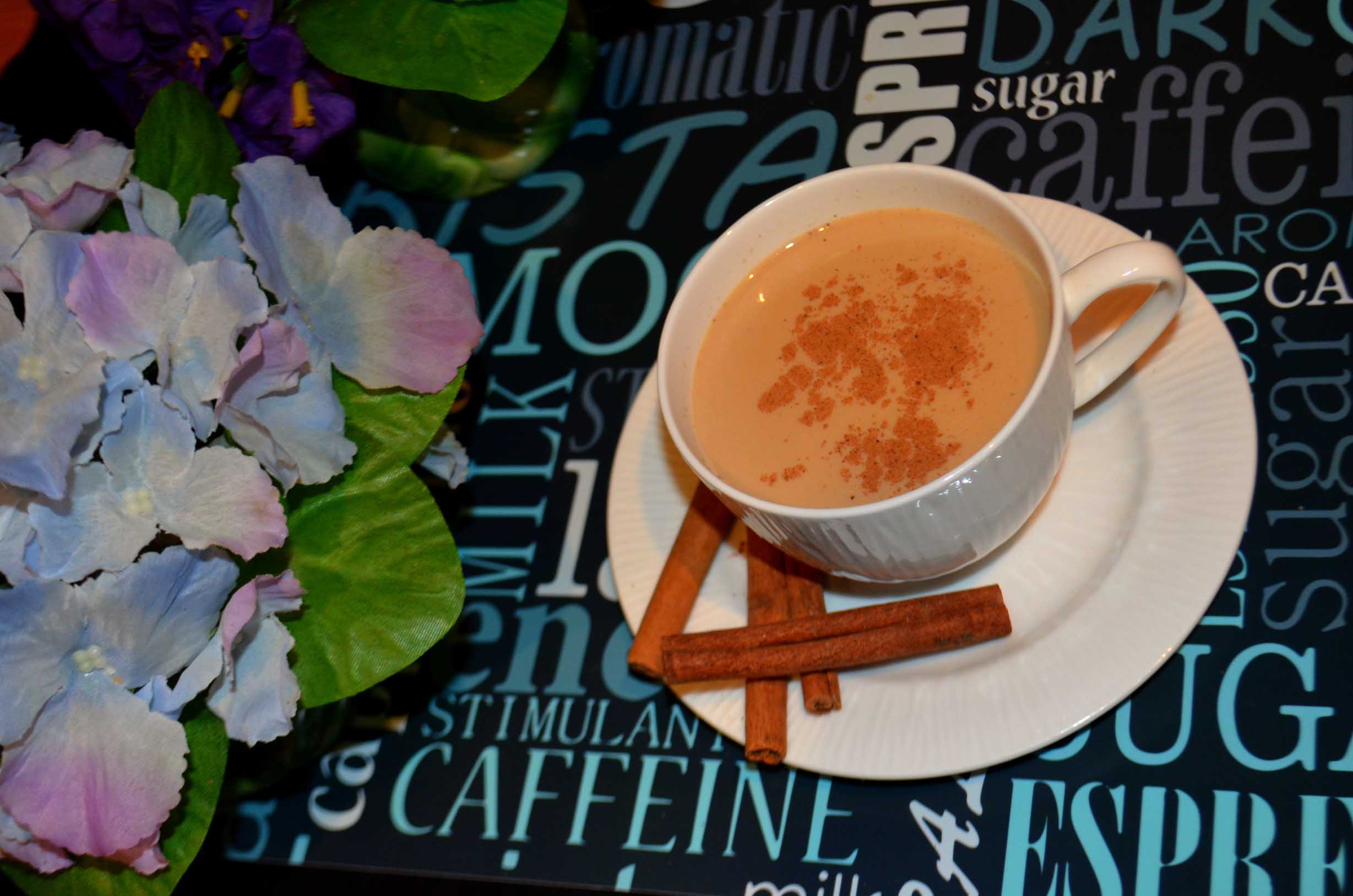 Фото чая масала с мускатным орехом и фенхелем, украшенным корицей