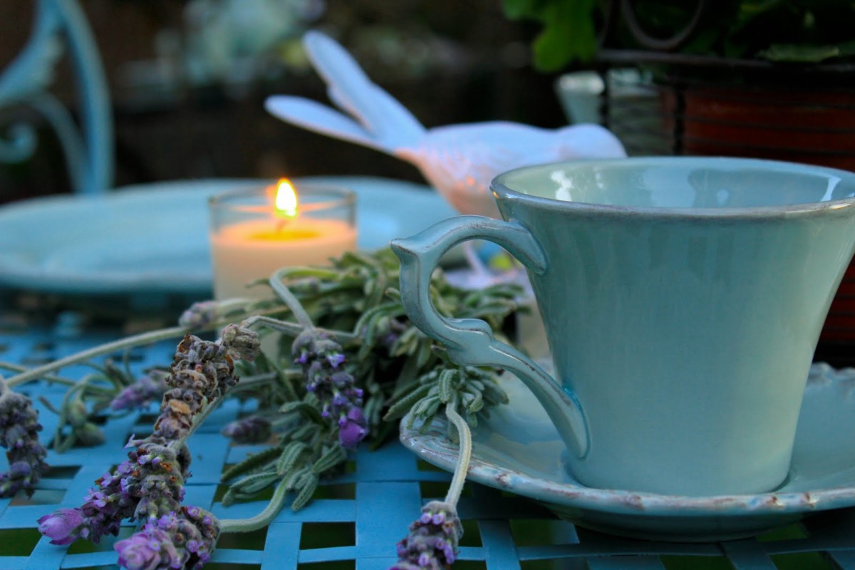 Только чай с лавандой способен подарить сладкие сны, каждый глоток этого напитка превращается в волшебную колыбельную