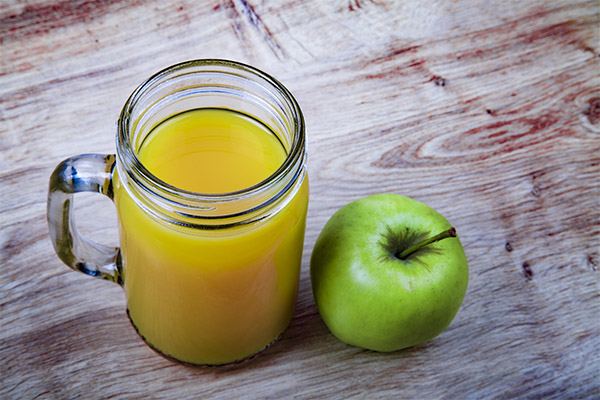 Чем полезен свежевыжатый яблочный сок