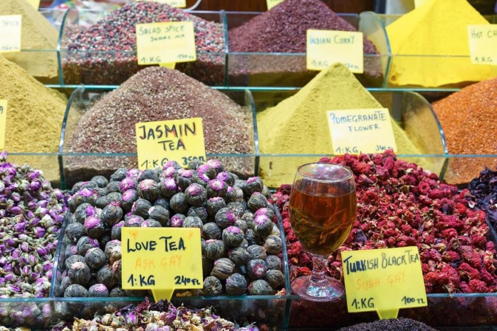 Гранатовый чай на Египетском базаре в Стамбуле